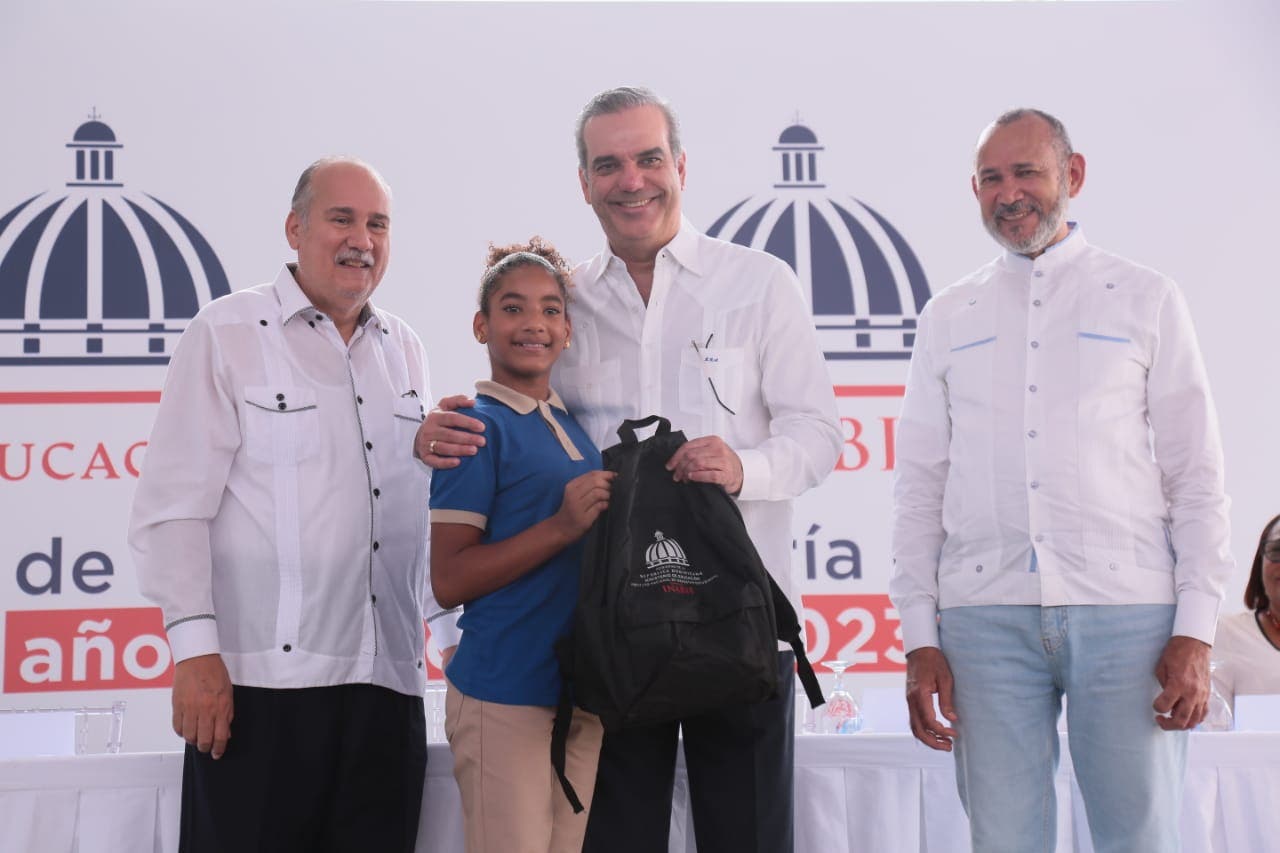 Abinader heads delivery of school supplies that will benefit more than 600,000 students